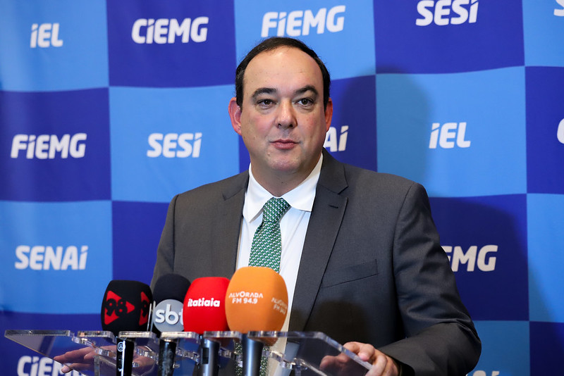 Flávio Roscoe é internado com pneumonia severa e bronquiolite