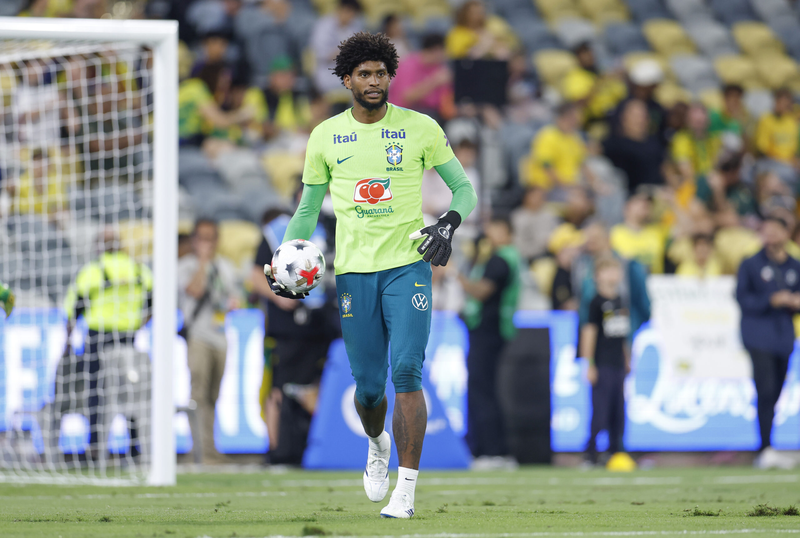 Gramado em amistoso da Seleção Brasileira chama atenção por má condição