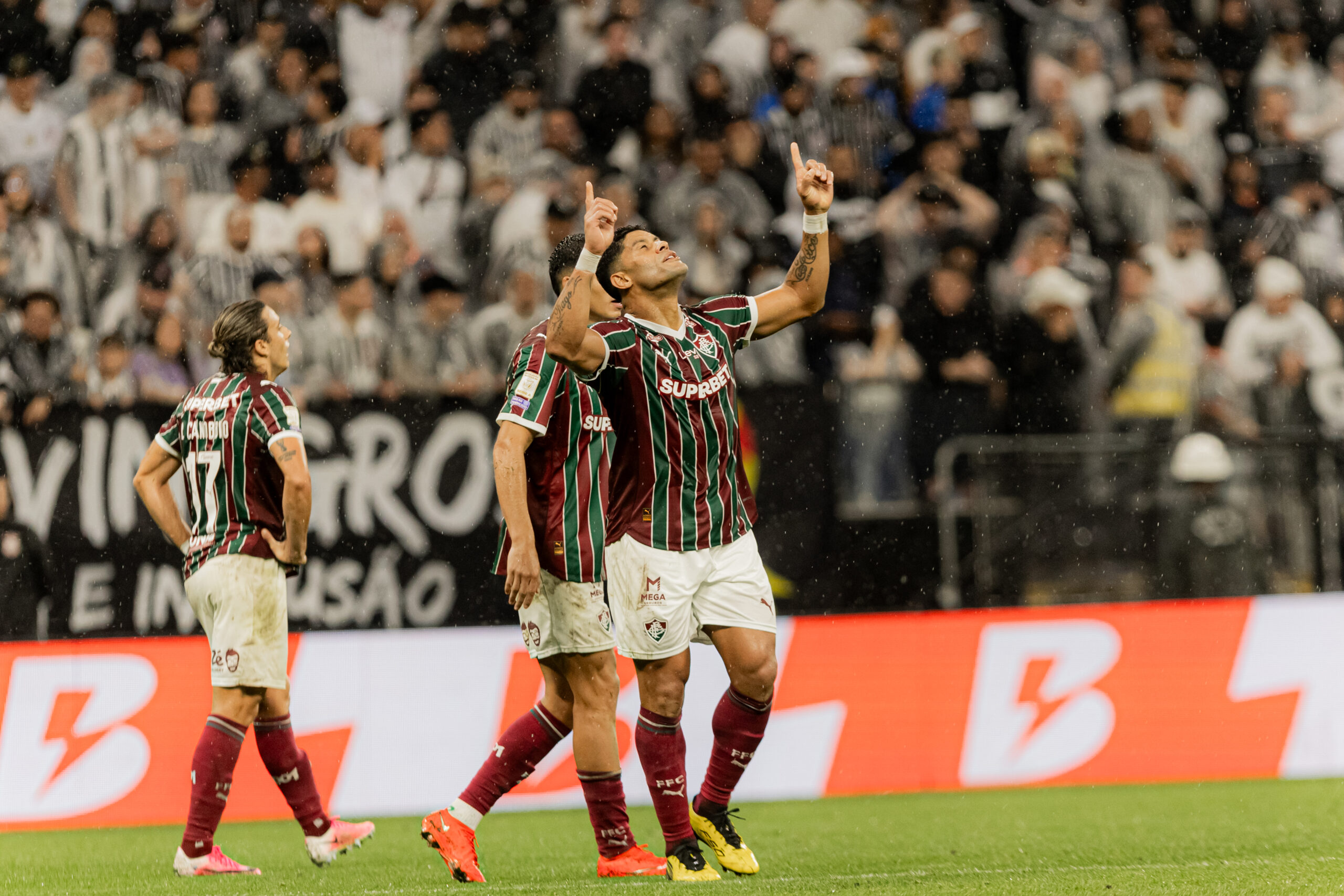 Hulk celebra gols e boa fase após passar mal em jogo contra o Corinthians