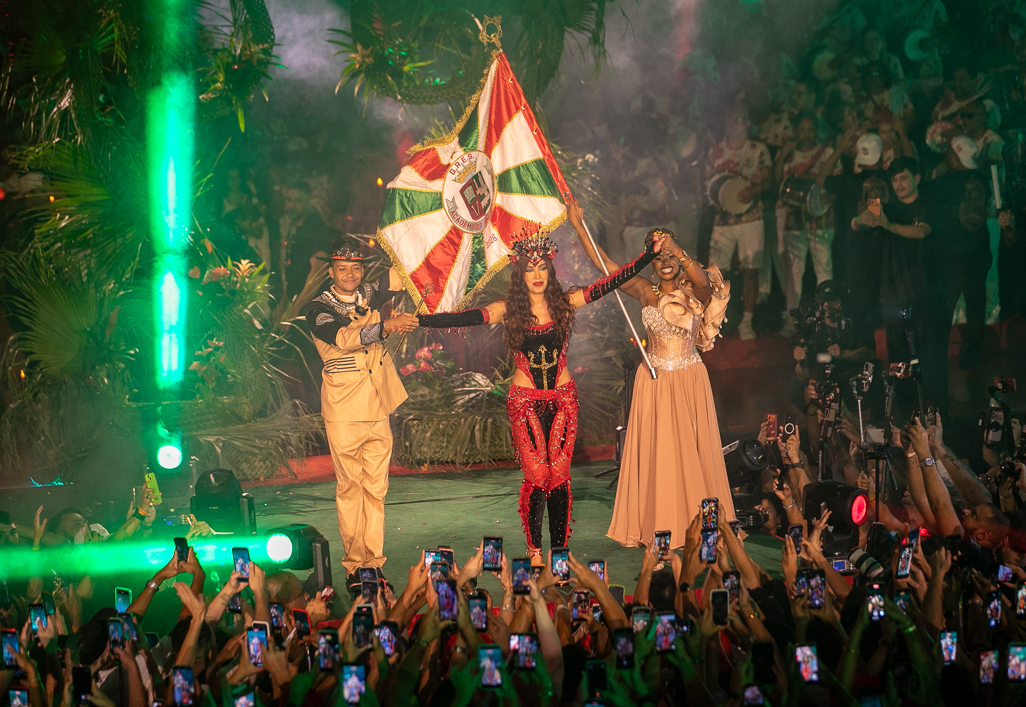 FOTOS: Anitta é coroada rainha de bateria da Grande Rio com veto a Virginia