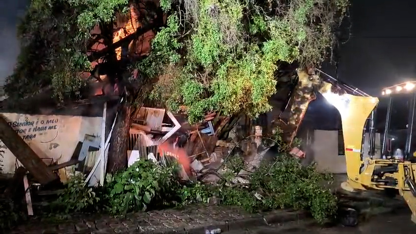 Incêndio em casa com materiais acumulados mobiliza bombeiros em Curitiba