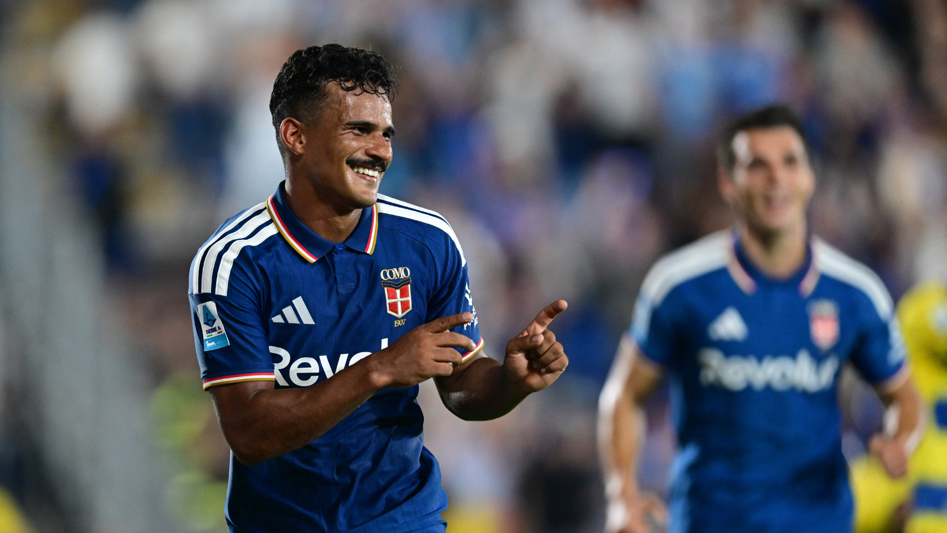 Ex-Cruzeiro estreia como titular pelo Como, marca e é o melhor da partida