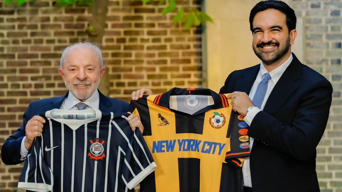 Em reunião, Lula presenteia prefeito de NY com camisa do Corinthians