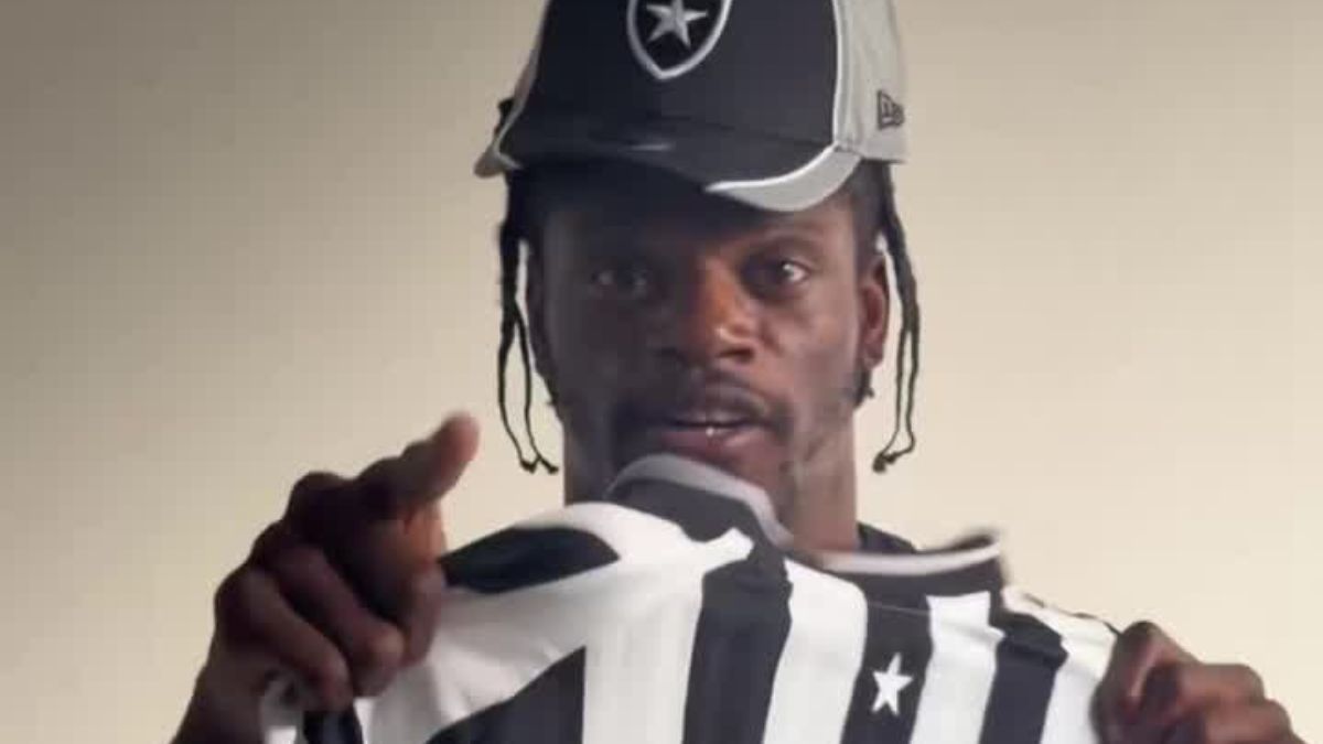 Astro da NFL treina no CT do Botafogo e ganha camisa