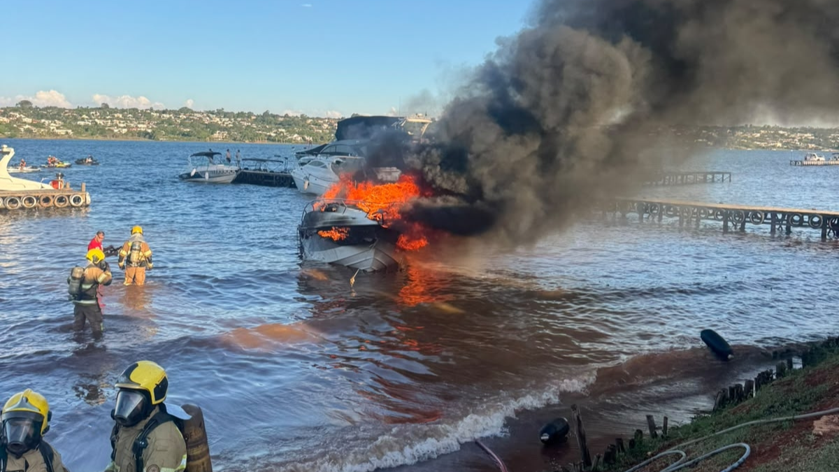 Lancha pega fogo no Lago Paranoá e deixa 11 feridos em Brasília