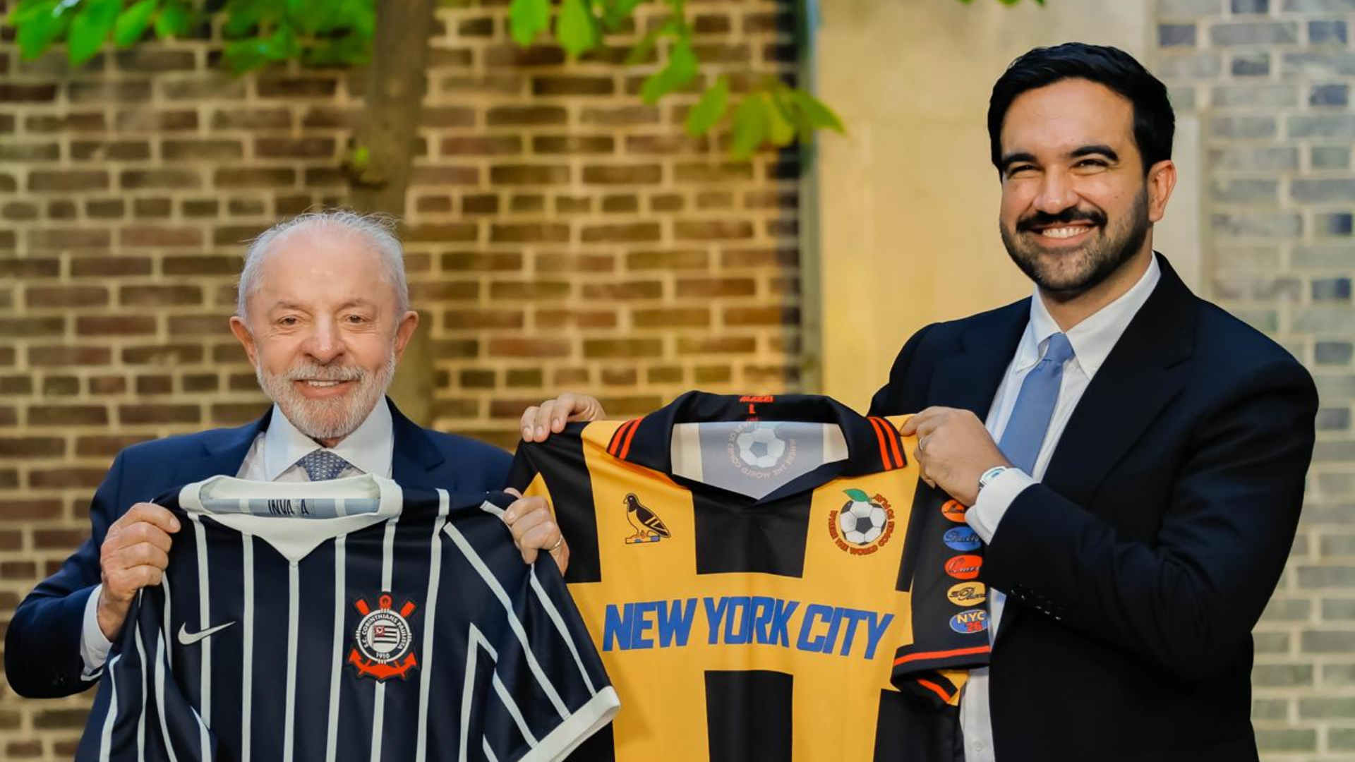 Lula presenteia prefeito de Nova York com camisa do Corinthians