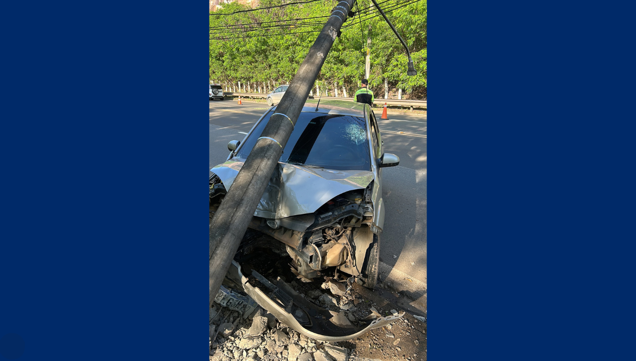 Motorista sofre traumatismo cranioencefálico após bater carro em poste