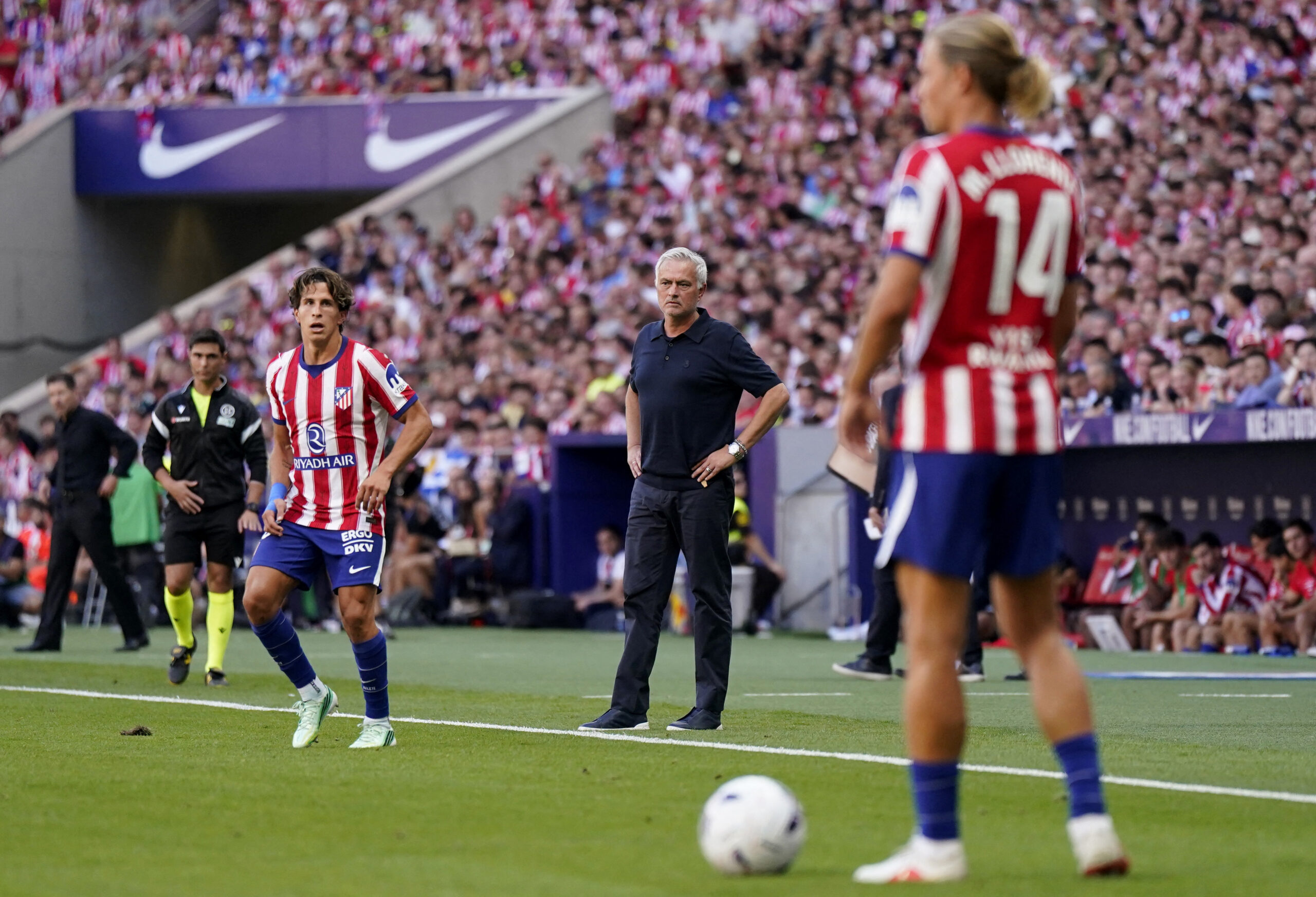 Real Madrid e Mourinho criticam árbitro após derrota em clássico