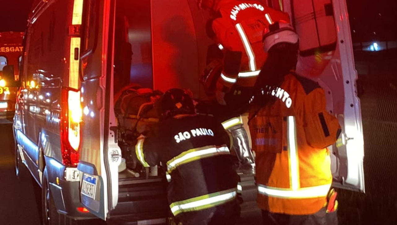 Mulher fica ferida após carro capotar na Rodovia do Açúcar em Piracicaba