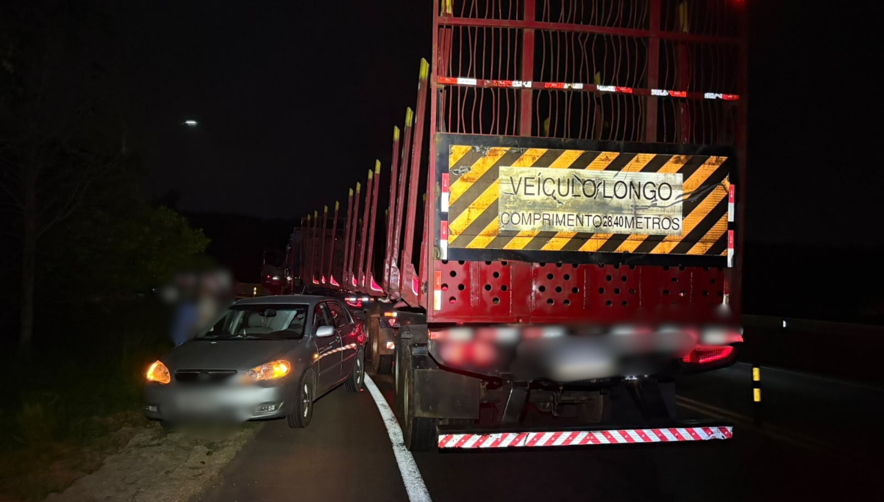 Carreta entra na contramão e bate em carro ocupado por casal de idosos