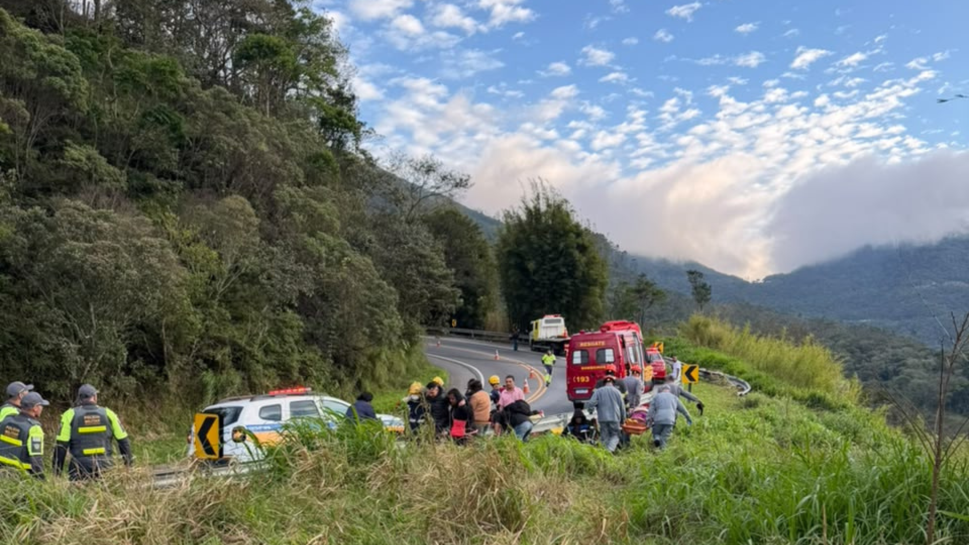 Ônibus com 48 passageiros cai em ribanceira na SP-52 e deixa 6 mortos
