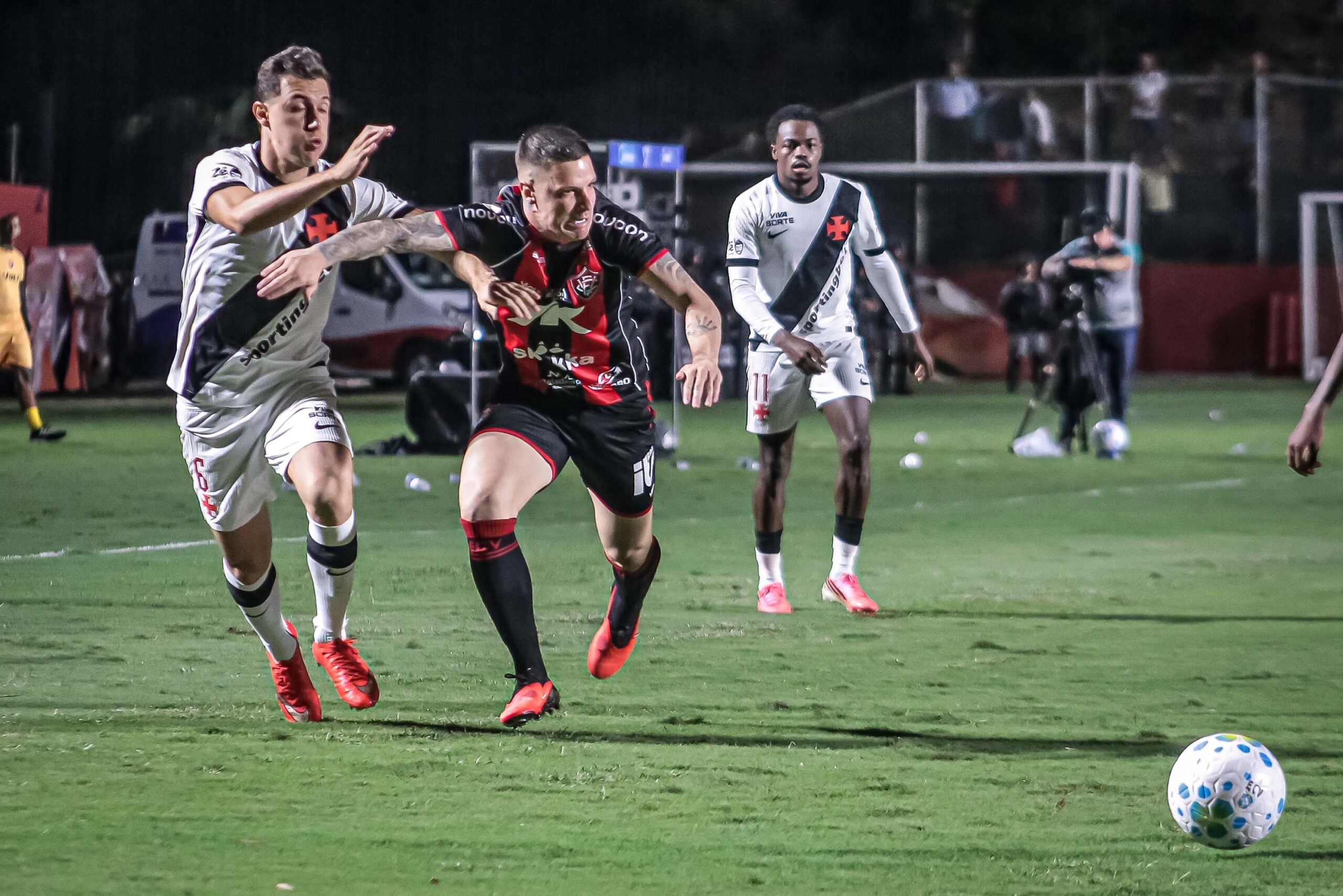 Vasco supera Vitória fora de casa e vai para semifinal da Copa do Brasil
