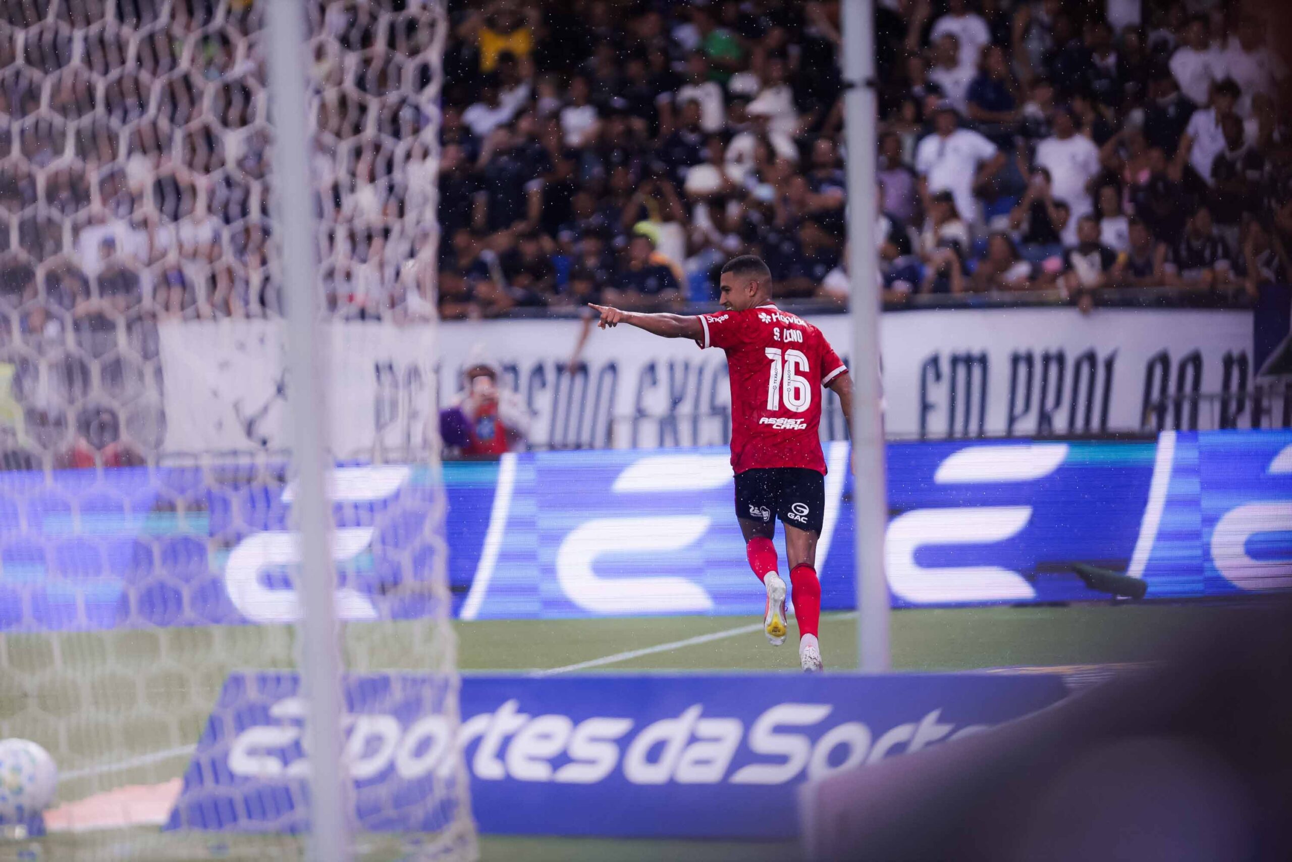 Flamengo supera brilho do goleiro, bate Remo e vira líder do Brasileirão