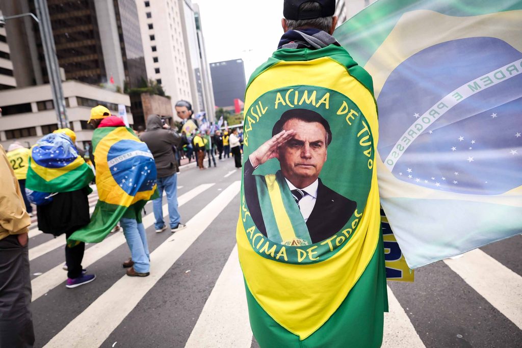 Apoiadores de Flávio Bolsonaro e militantes bolsoonaristas se reúnem na Avenida Paulista, nesta segunda-feira (7) | Foto: THIAGO MIYASHIRO/PERA PHOTO PRESS/ESTADÃO CONTEÚDO