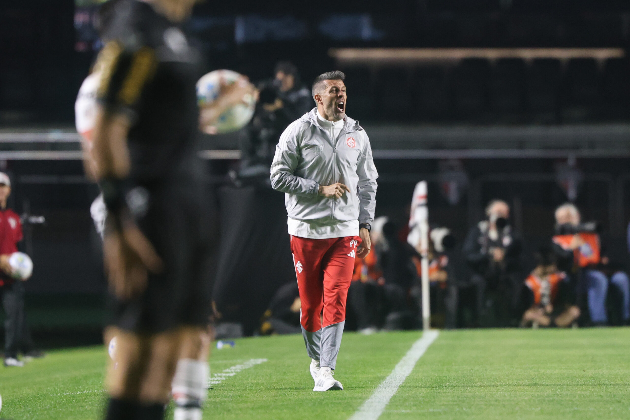 Pezzolano descarta jogar a toalha no Inter: "Acredito até o último segundo"