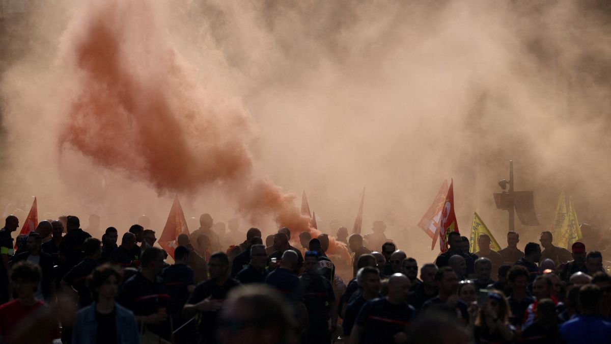 França tem segundo dia de protestos contra proposta de congelar salários