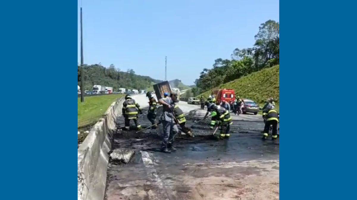 Carro e caminhão pegam foto após batida no Rodoanel, em SP