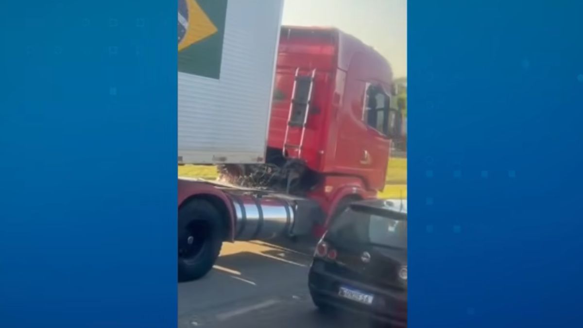 Motorista de caminhão persegue carro após briga de trânsito em BH