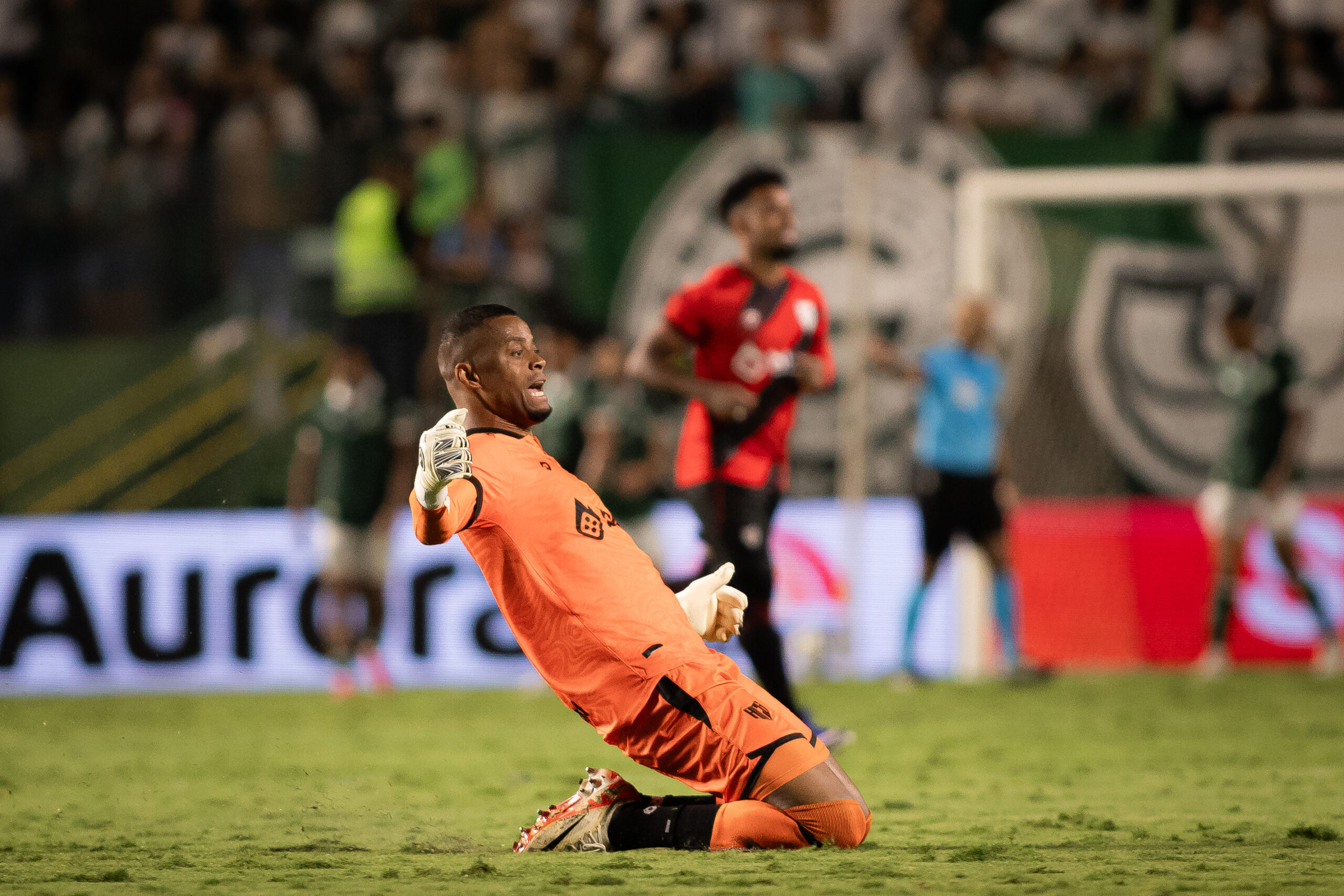 Após vitória, presidente e goleiro do Atlético-GO discutem: "Doido varrido"