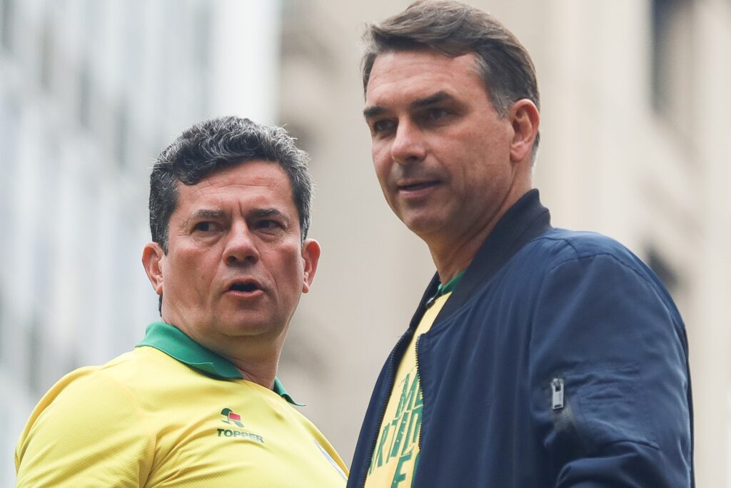Sergio Moro e Flávio Bolsonaro durante ato na Paulista, nesta segunda-feira (7)