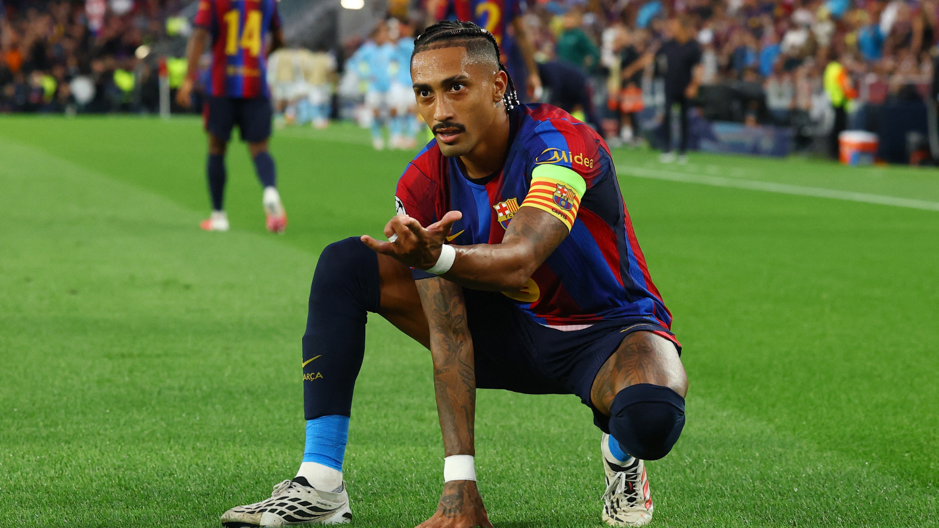 Raphinha faz dois, Gabriel Jesus marca e Barcelona goleia na Champions
