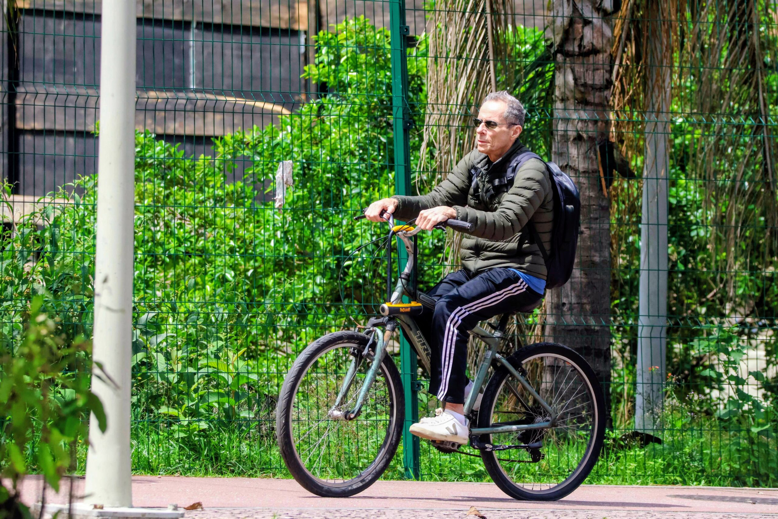 Em tratamento contra câncer, Tony Belotto pedala pelo Rio de Janeiro
