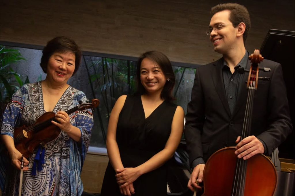 A violinista Elisa Fukuda se une a outros dois instrumentistas — Divulgação