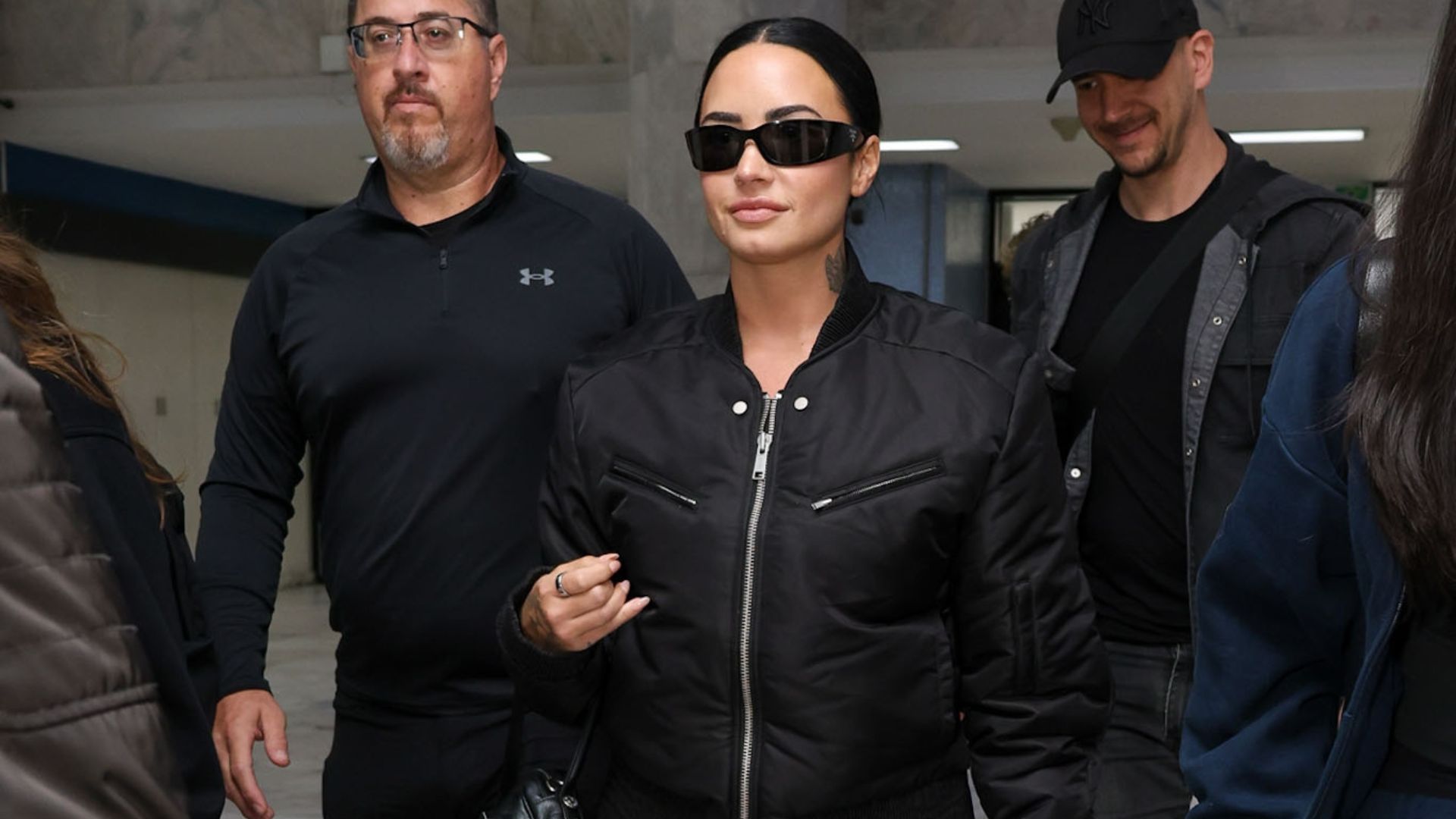 Demi Lovato atende fãs ao chegar no aeroporto Santos Dumont, no RJ
