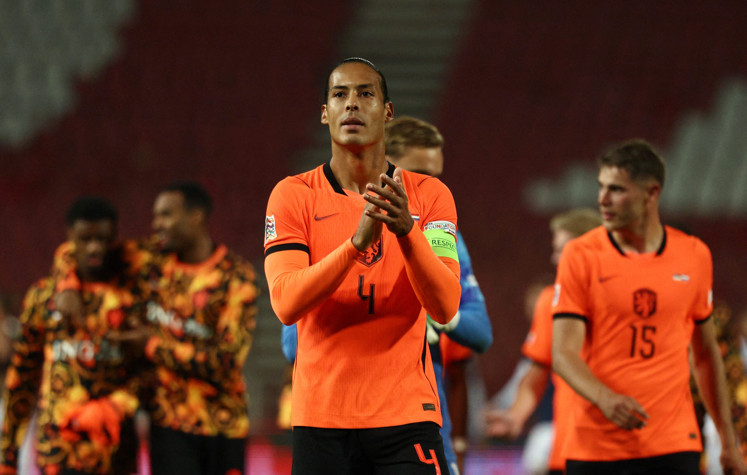 Holanda bate a Sérvia e conquista primeira vitória com Xavi