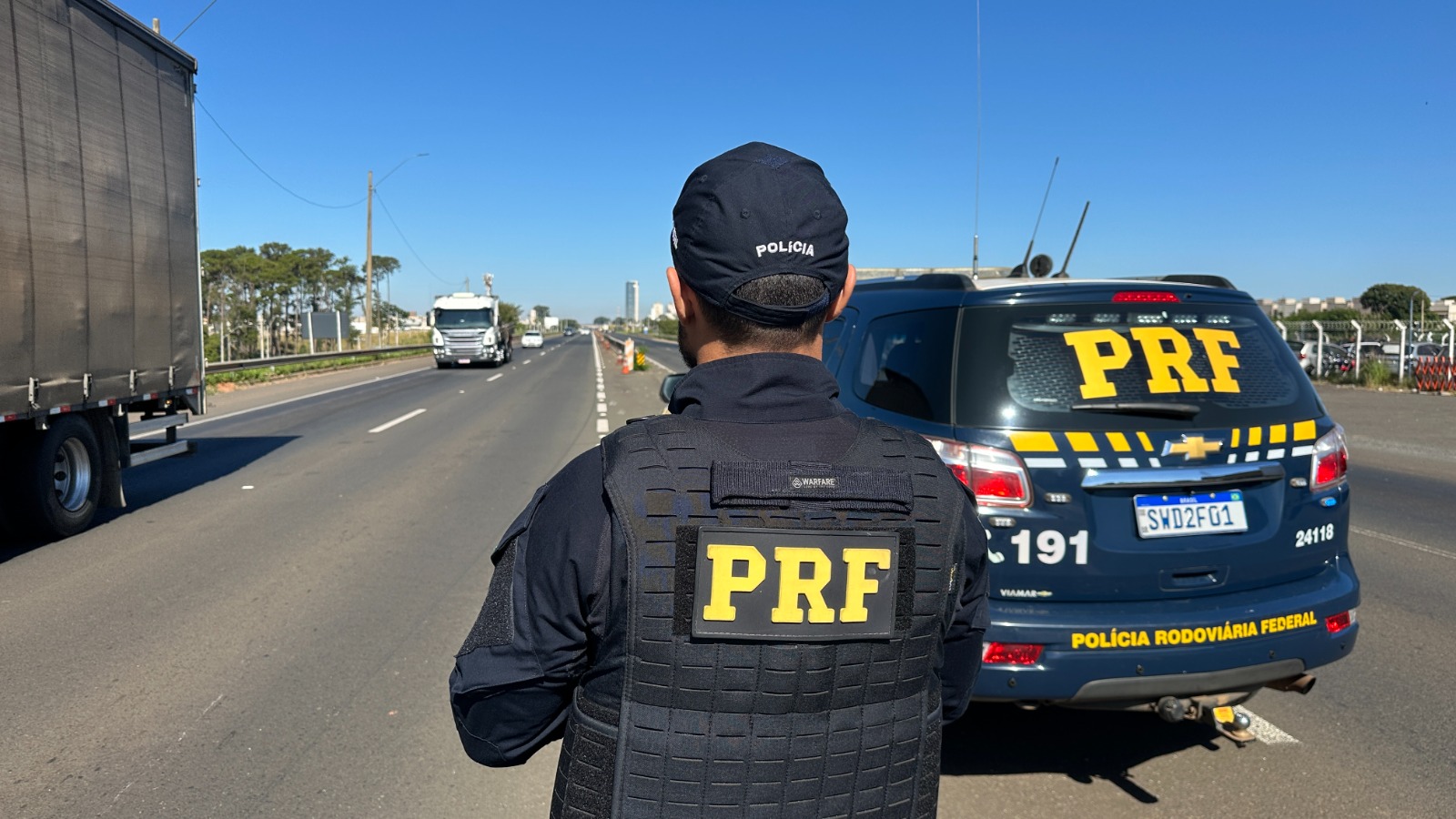 Homem de 62 anos morre após carro bater de frente com caminhão