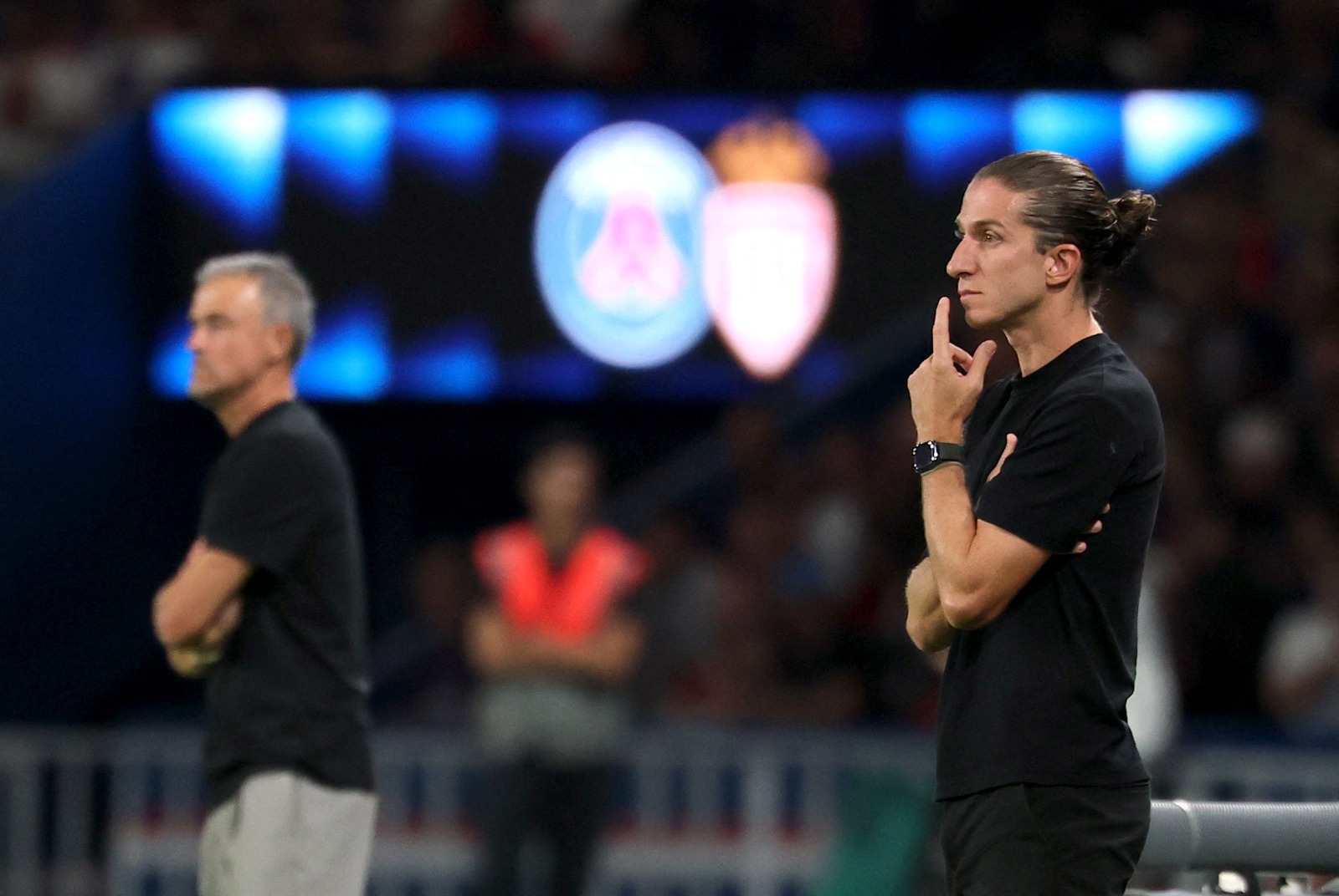 Filipe Luís surpreende, Monaco bate PSG e segue líder do Francês; veja gols