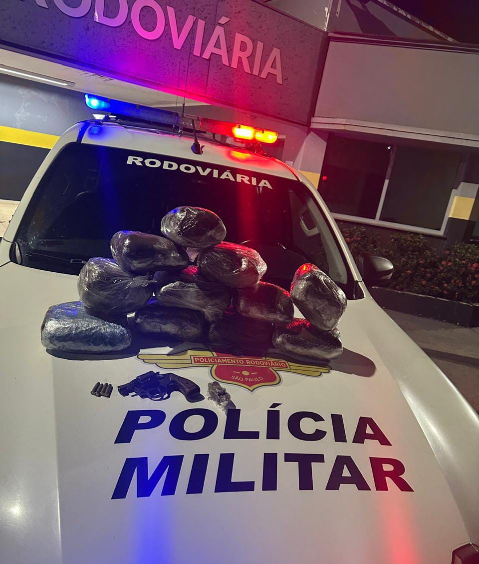 Homem é preso com mais de 6,9 kg de haxixe, skunk e revólver