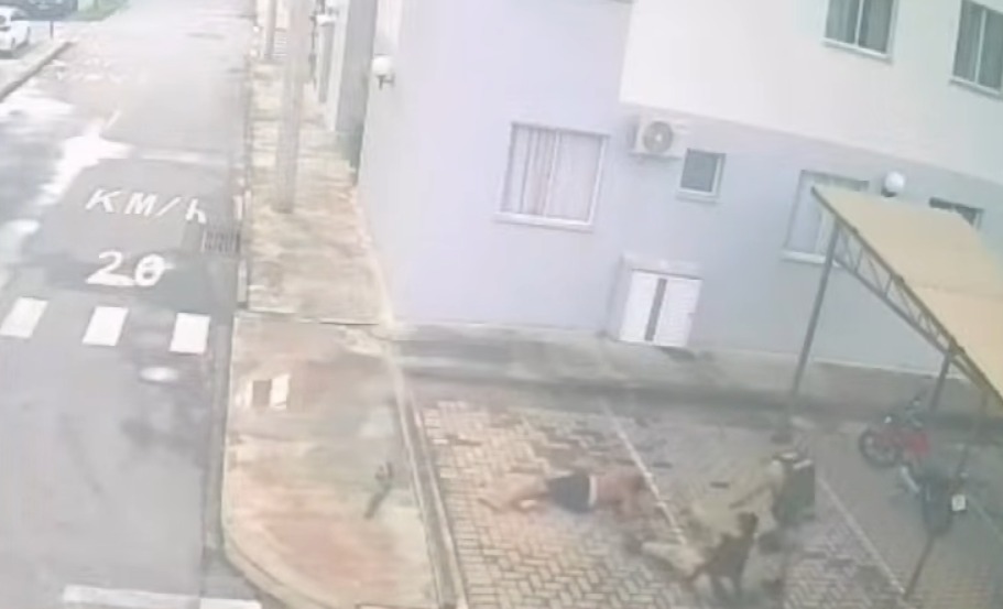 Homem em surto com faca morre após atacar policiais militares