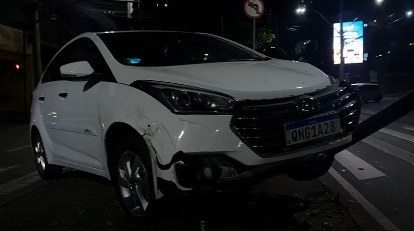 Acidente com dois carros deixa semáforo pendurado no Jardim América, em BH
