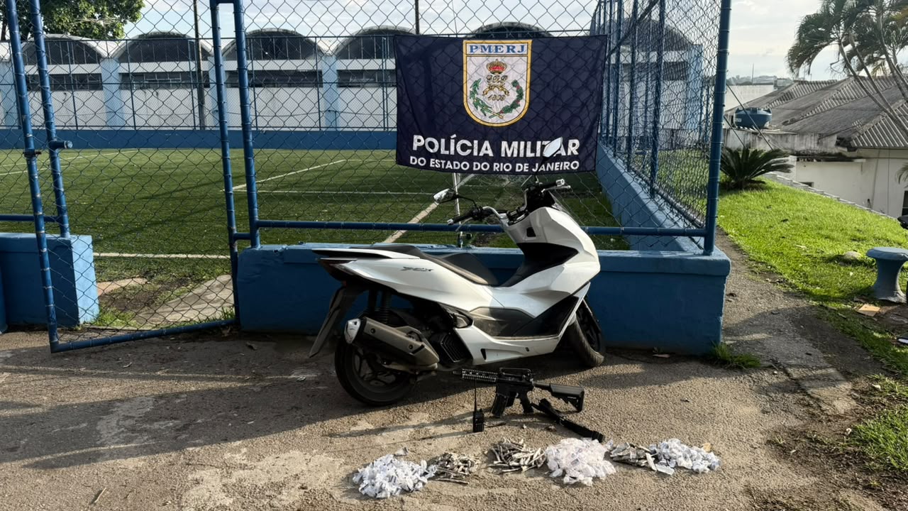 Homem é preso com fuzil durante patrulhamento em Duque de Caxias