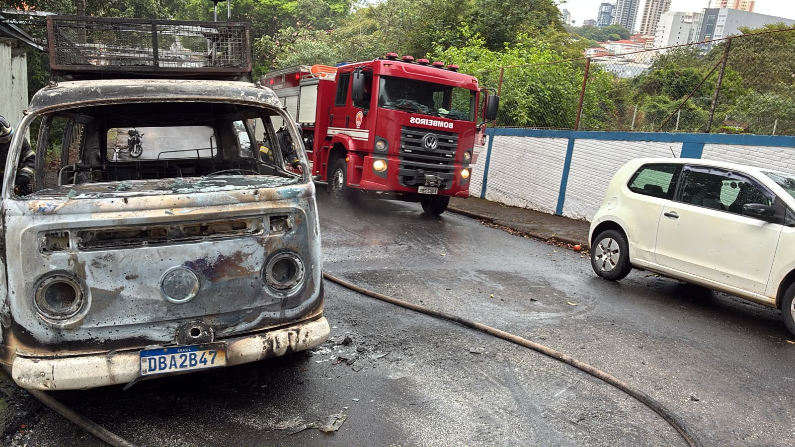 Kombi da frota municipal pega fogo em Presidente Prudente