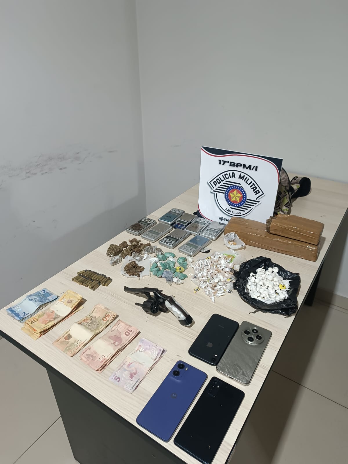 PM apreende drogas, arma e munições no bairro Vila Toninho