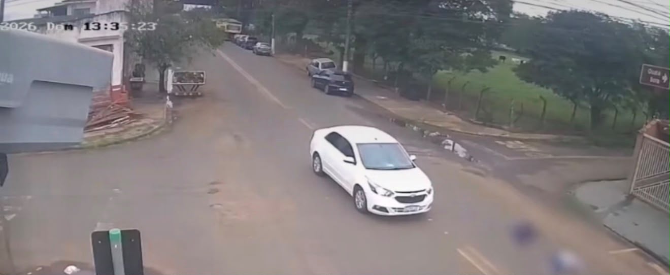Crianças ficam feridas após patinete ser atingido por carro