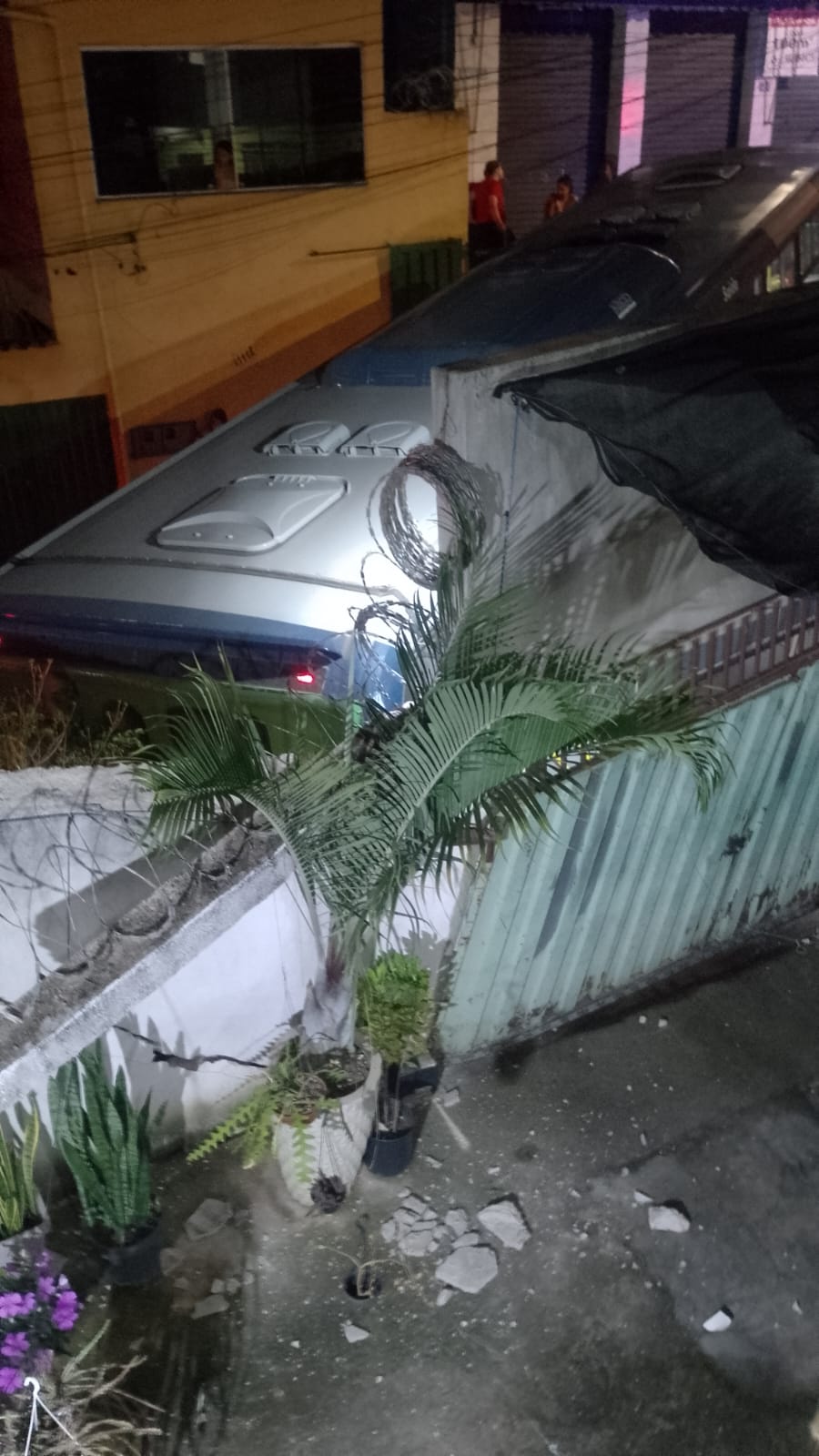 Ônibus bate em carro de funerária com corpo dentro e para em muro em BH