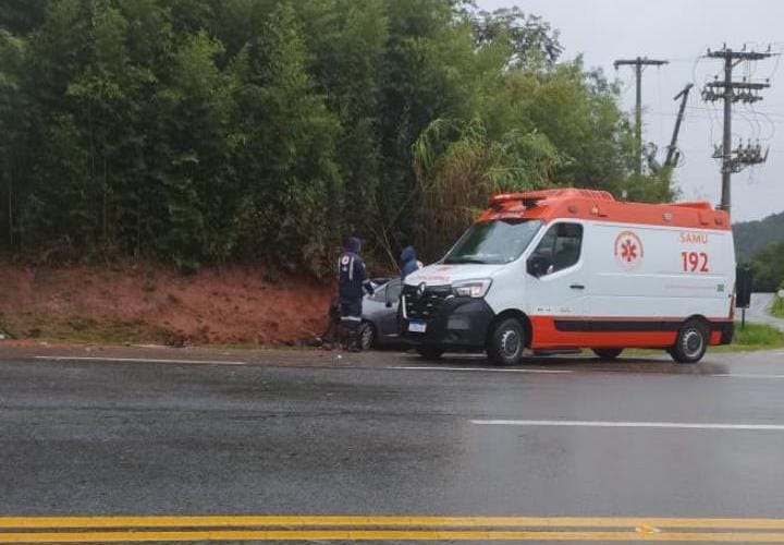 Mulher morre após carro bater contra obstáculo na Rodovia Paulo Virgínio