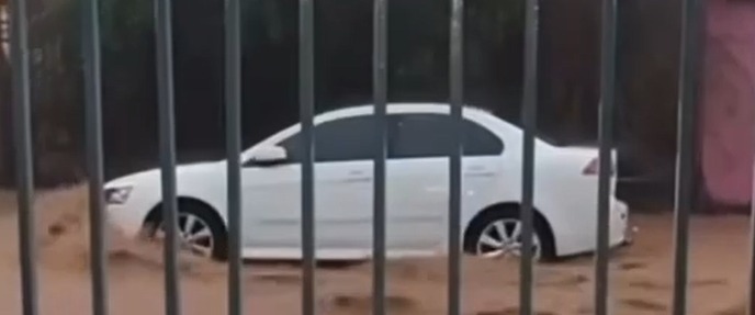 Chuva forte causa alagamentos e transtornos no bairro Tirol, no Barreiro