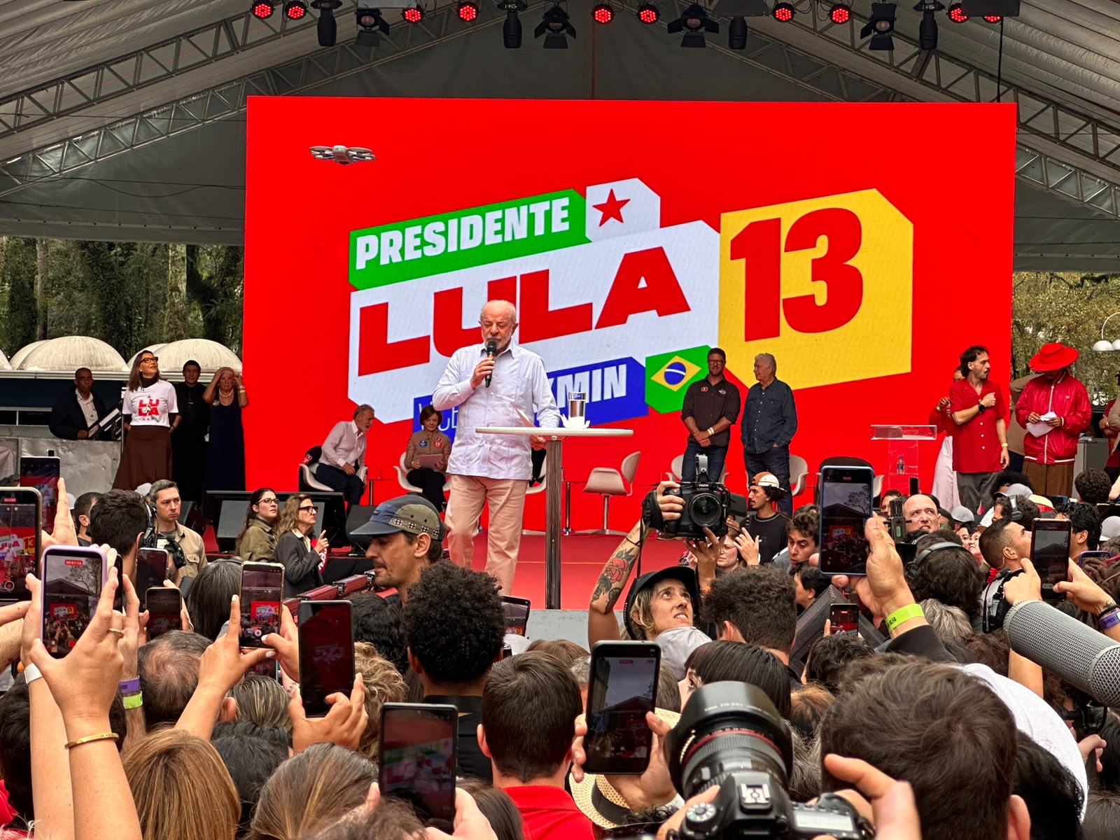 Lula promete ampliar investimentos em educação durante ato em Curitiba