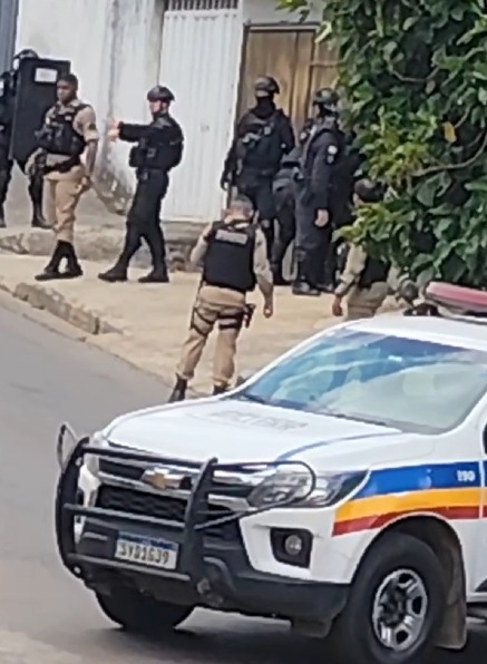 Homem invade casa da ex e resiste à prisão durante negociação com a PM