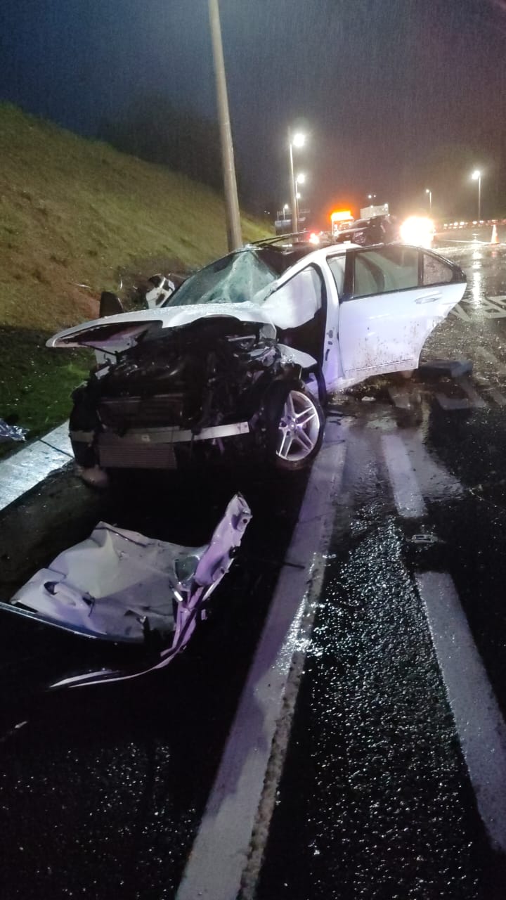 Empresário morre após carro bater contra poste em pedágio