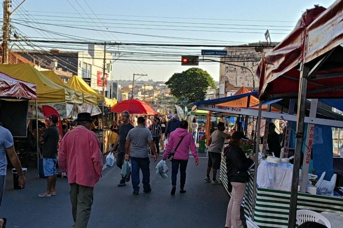 Homem é baleado na perna enquanto comia pastel em feira livre
