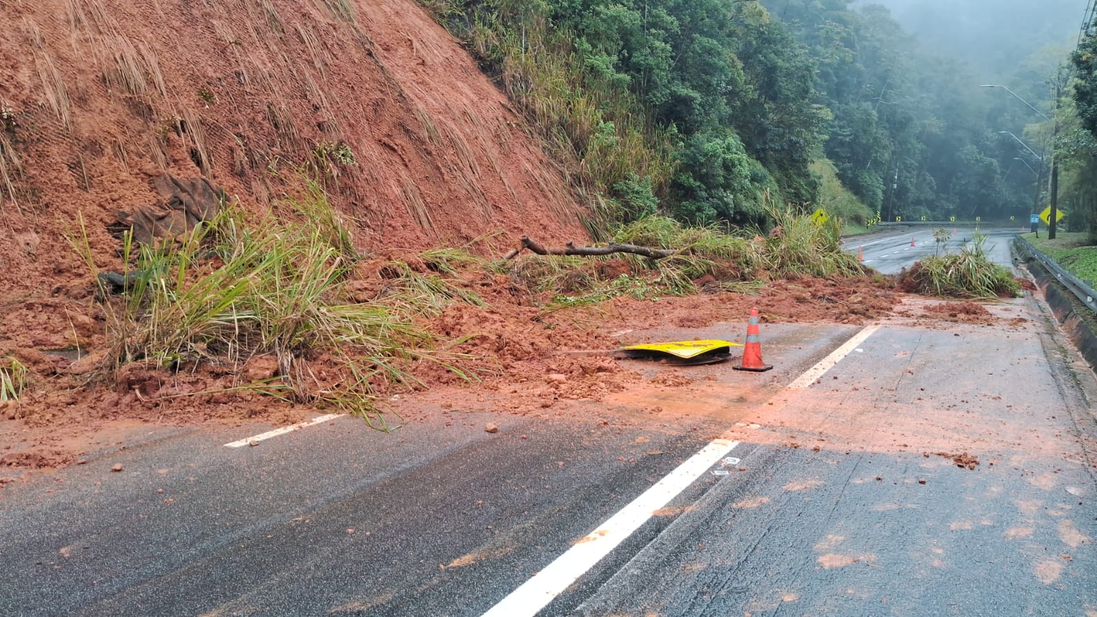 Serra Antiga da Tamoios completa mais de 35 horas interditada