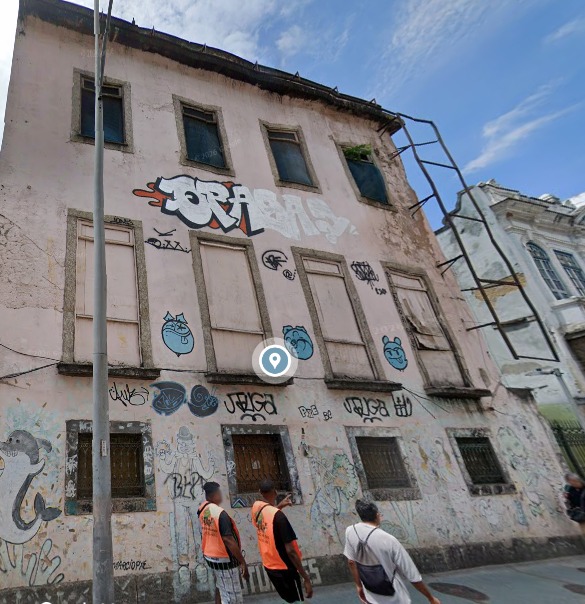 Parte de edificação desaba na Rua do Catete; ninguém ficou ferido