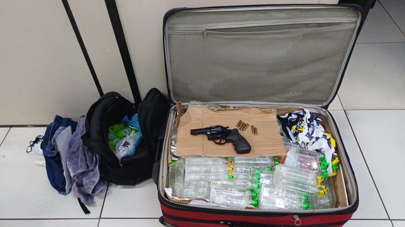 Mulher é presa com arma e 396 frascos de lança-perfume na BR-040