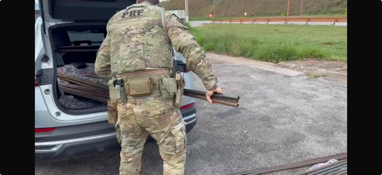 PRF apreende 52 barras de ferro com carro que acompanhava torcida do Santos