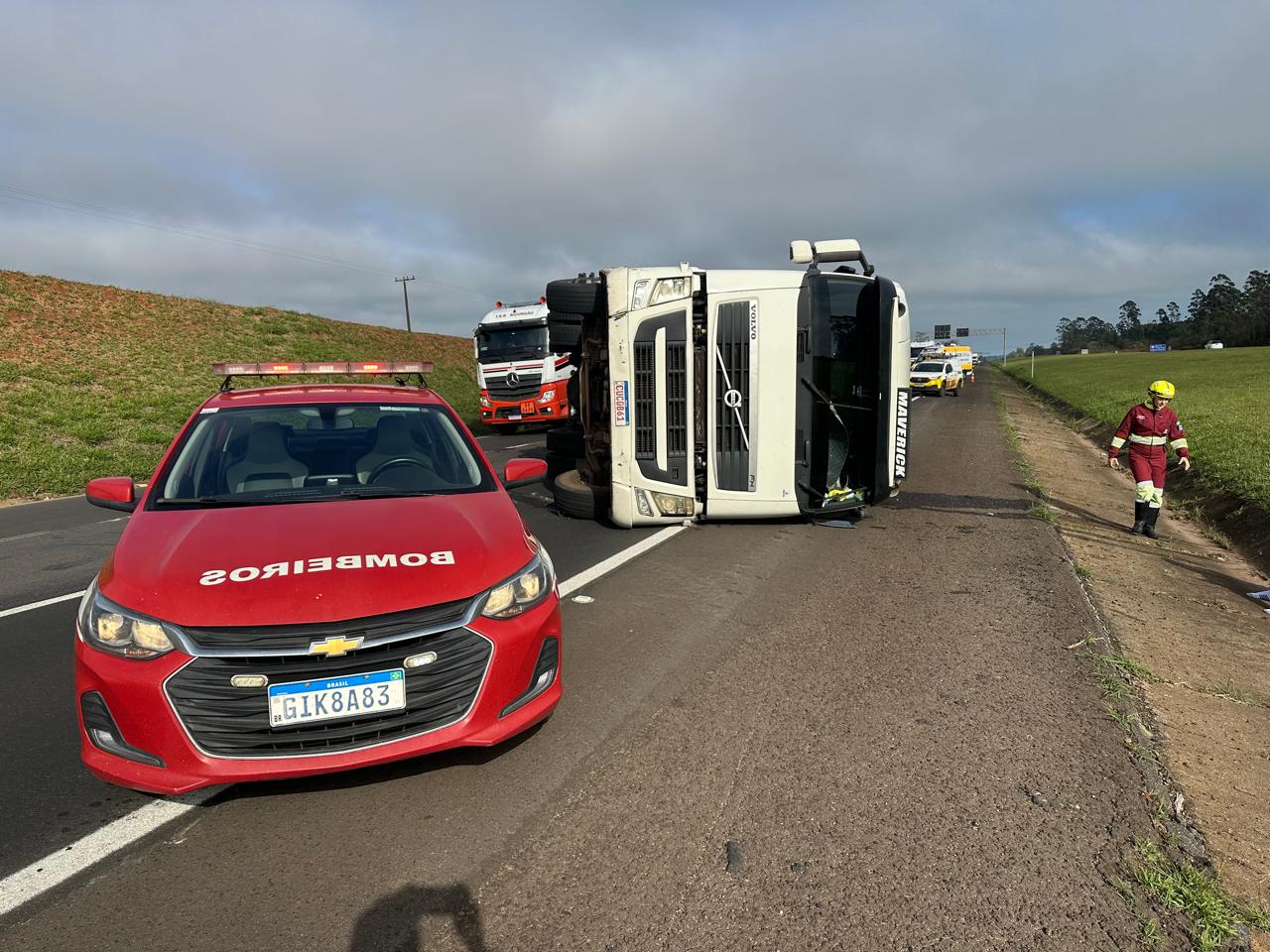 Caminhão tomba na Castello Branco e deixa uma pessoa ferida